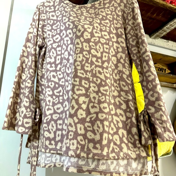 Beautiful Cheetah Print Bell Sleeve Sweater - Picture 6 of 7